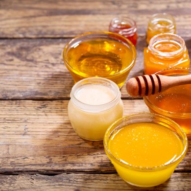 Diferențele între: mierea de manuka, mierea normală și miere crudă